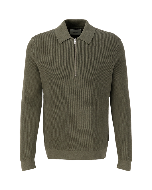 NL 07
Polo acanalado con media cremallera Color Verde Alcaparra